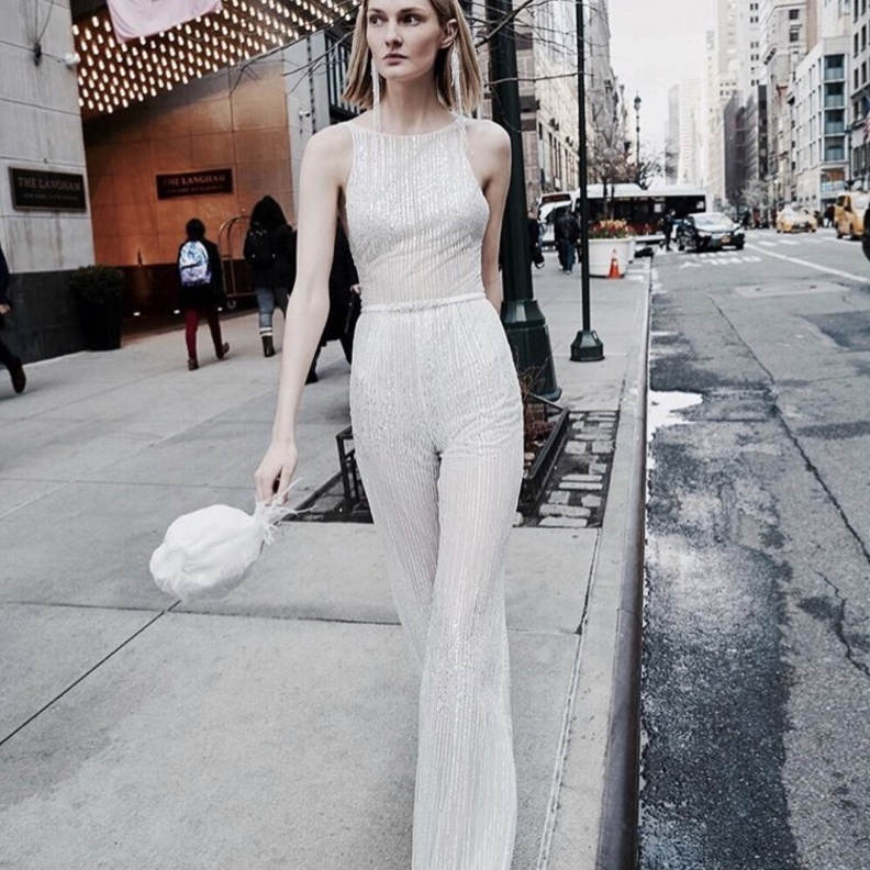 Viktor & Rolf جمبسوت بتصميم مزدان برباطات انيقة من