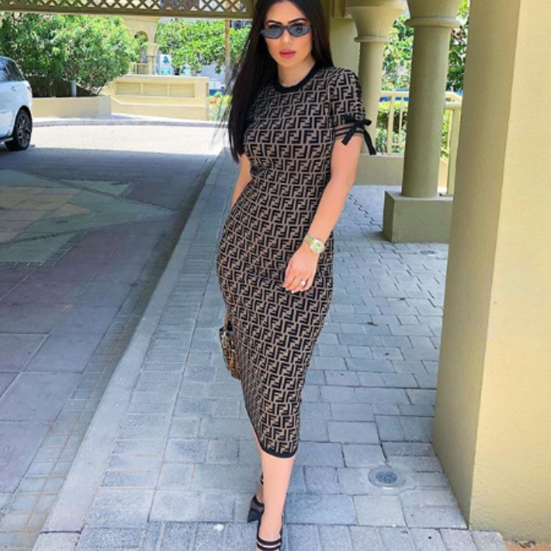 ديما الأسدي تجمع البنّي بالأسودي في فستان كلاسيكي