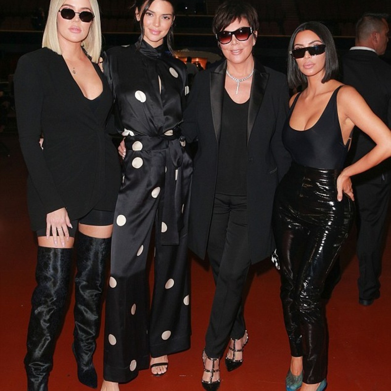 ، أطلت كل من كيم كلوي وكندل برفقة والدتهن كريس خلال نشاط خيري في لوس انجلوس باللون الاسود فبدين جميلات وانيقات