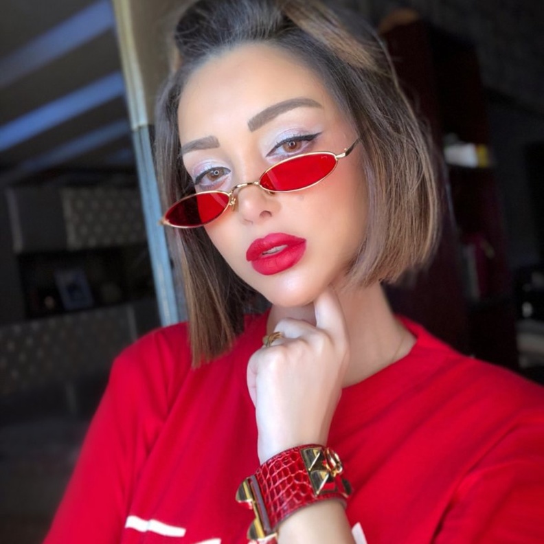 بسمة بوسيل تختار نظارات شمسية كبيرة