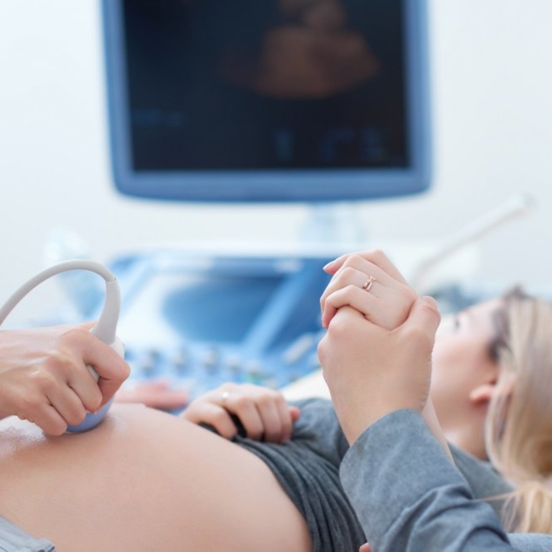 ما هي أعراض زيادة الماء حول الجنين وطرق علاجه