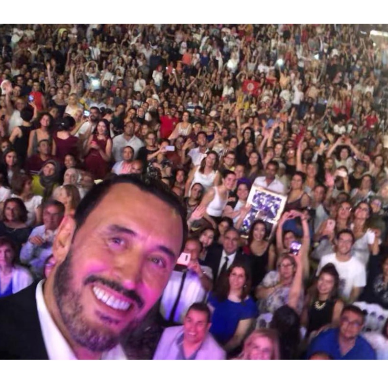 سيلفي لكاظم الساهر مع جمهوره في مهرجان قرطاج
