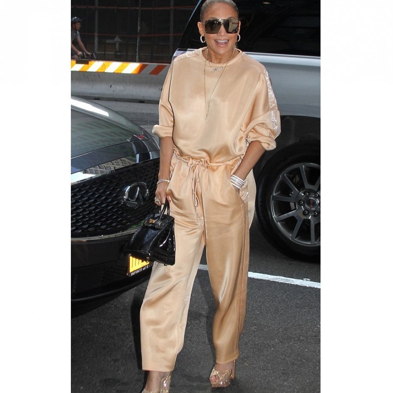 في اجدد اطلالاتها اعتمدت لوبيز لوكاً جريئاً وكأنها استوحته من المغنية الشابة اريانا غراندي