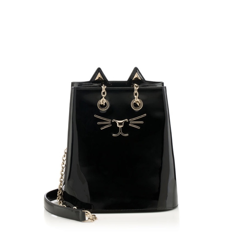  حقيبة كلاتش ميتاليكية مزينة بفراشة من Sophia Webster