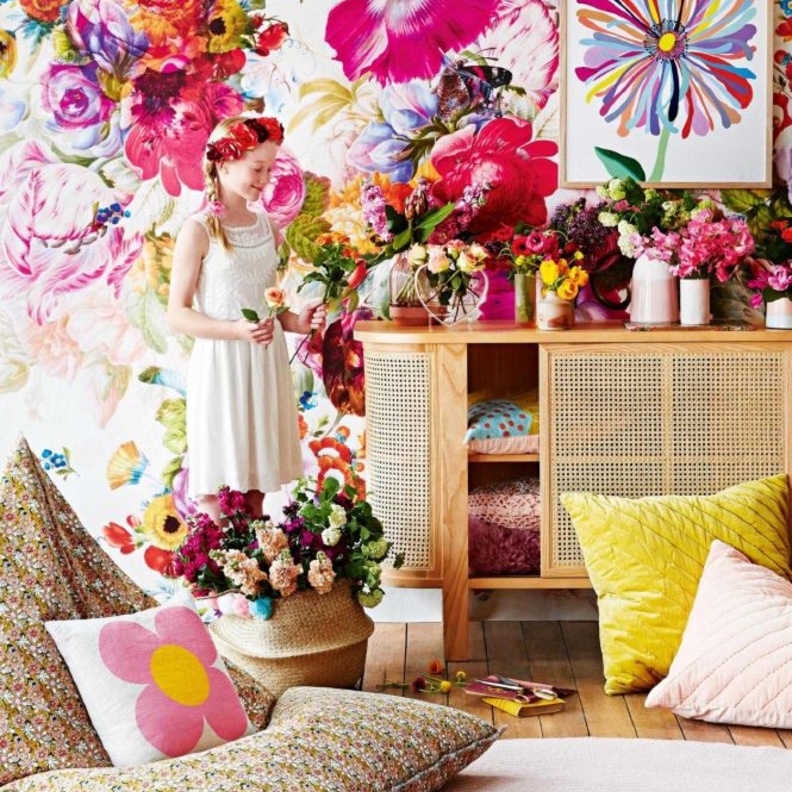 توزيع مجموعة من الزهور على جدار غرفة النوم.