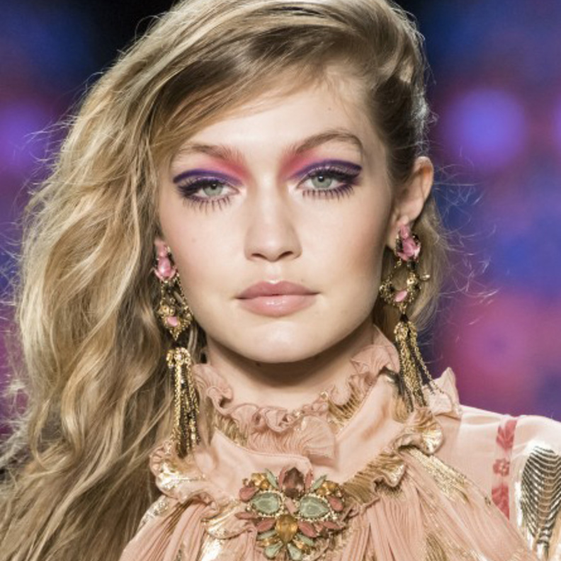 شفايف قوية باللون المرجانيمن دار Alexander McQueen