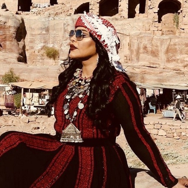 أحلام تخضع لجلسة تصوير في مدينة البتراء الأردنية