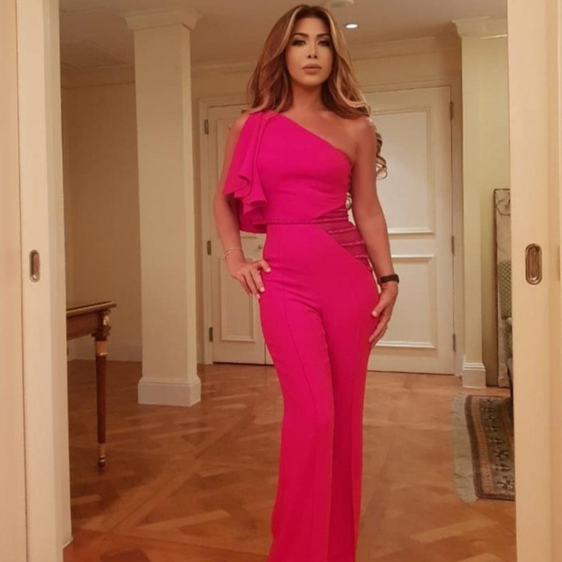 نوال الزغبي مشرقة بموضة الجمبسوت المستقيم مع الأكمام الواسعة والمزخرفة