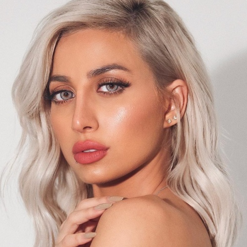 الاشقر البلاتيني لون اعتمدته المودل روز عام 2018