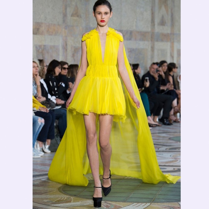 فستان من ايلي صعب