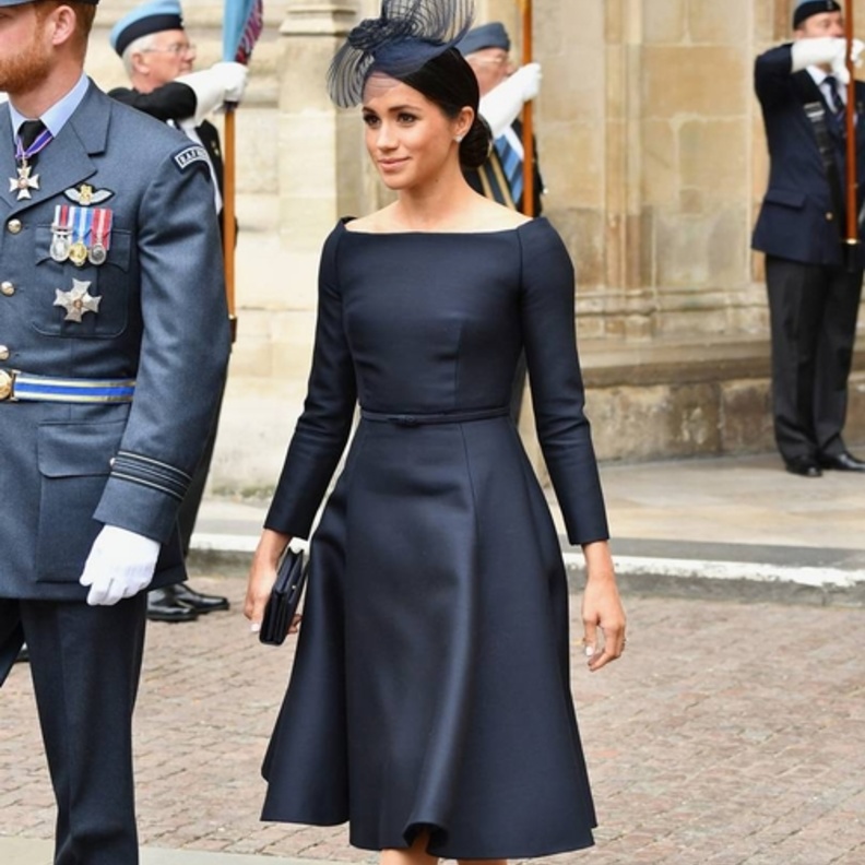 فستان صيفي باللون الأصفر من براندون ماكسويل تألقت به ميغان ماركل