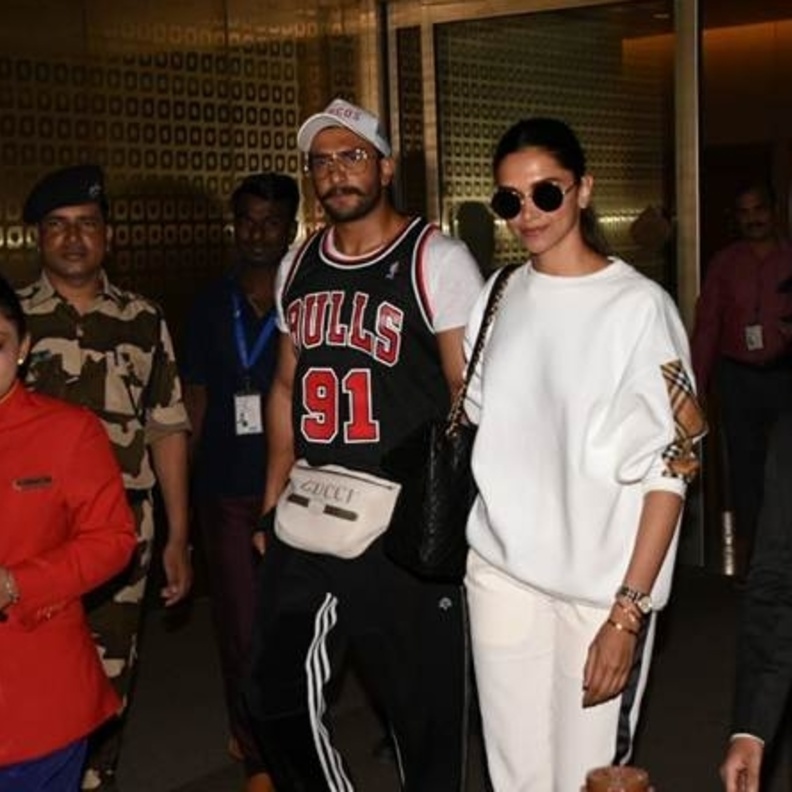 رانفير سينغ وديبيكا بادوكون متشابكي الأيدي في المطار