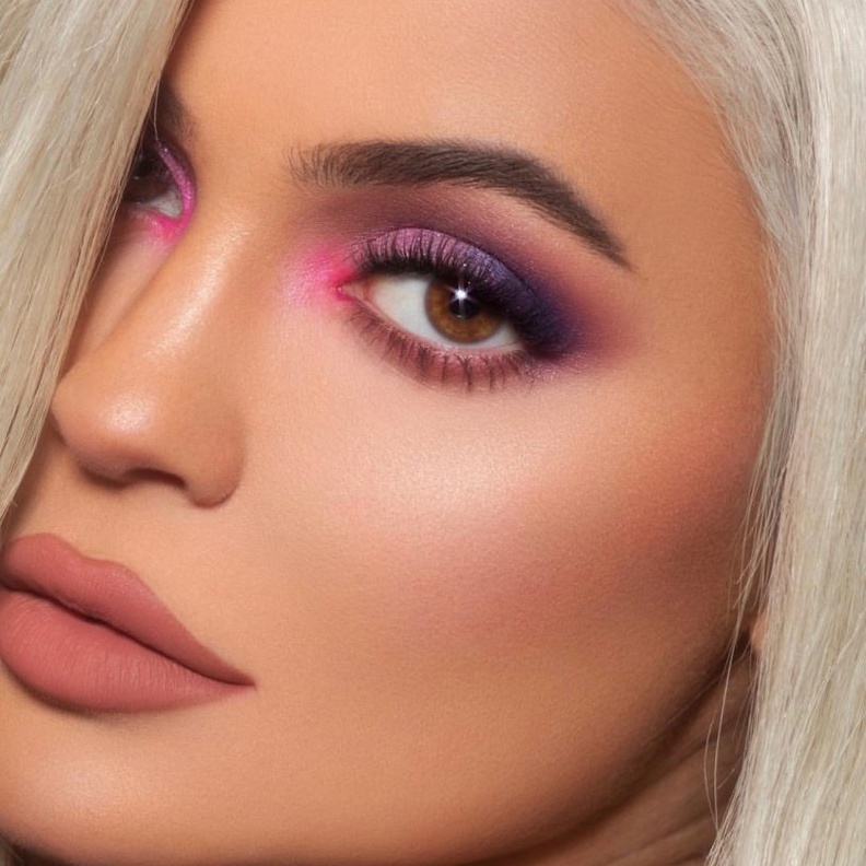 مكياج صيفي ملون بأسلوب كايلي جينر