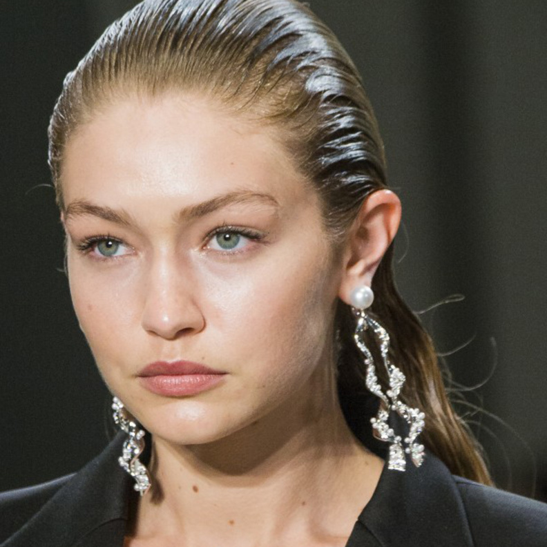  تسريحات شعر مبللة ومشدودة من Roberto Cavalli