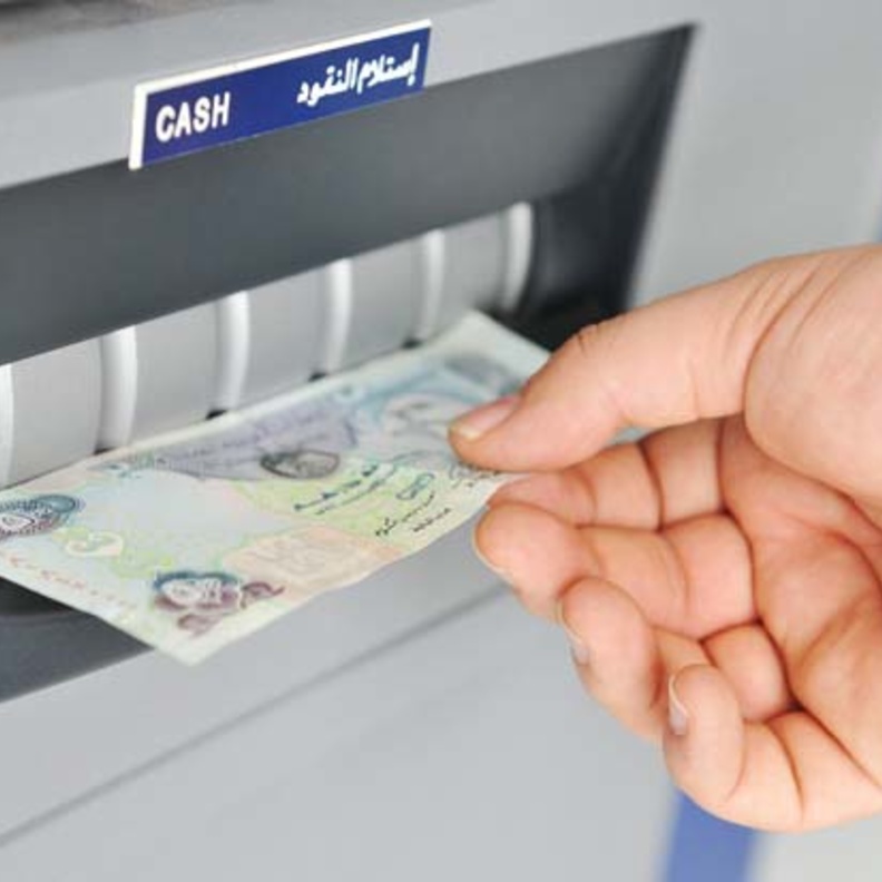 شرطة أبوظبي تحذر من سحب الأموال ليلا 
