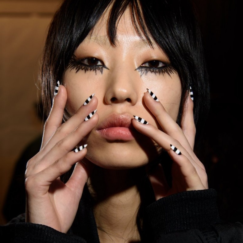 طلاء أظافر مقلمة بالوان الابيض والاسود مع أظافر _Kenzo