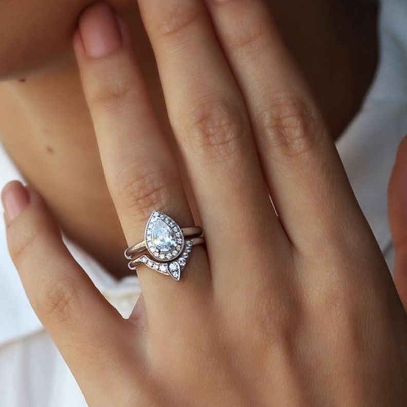 الطرق المنزلية سهلة لتنظيف خاتم الخطوبة من الماس