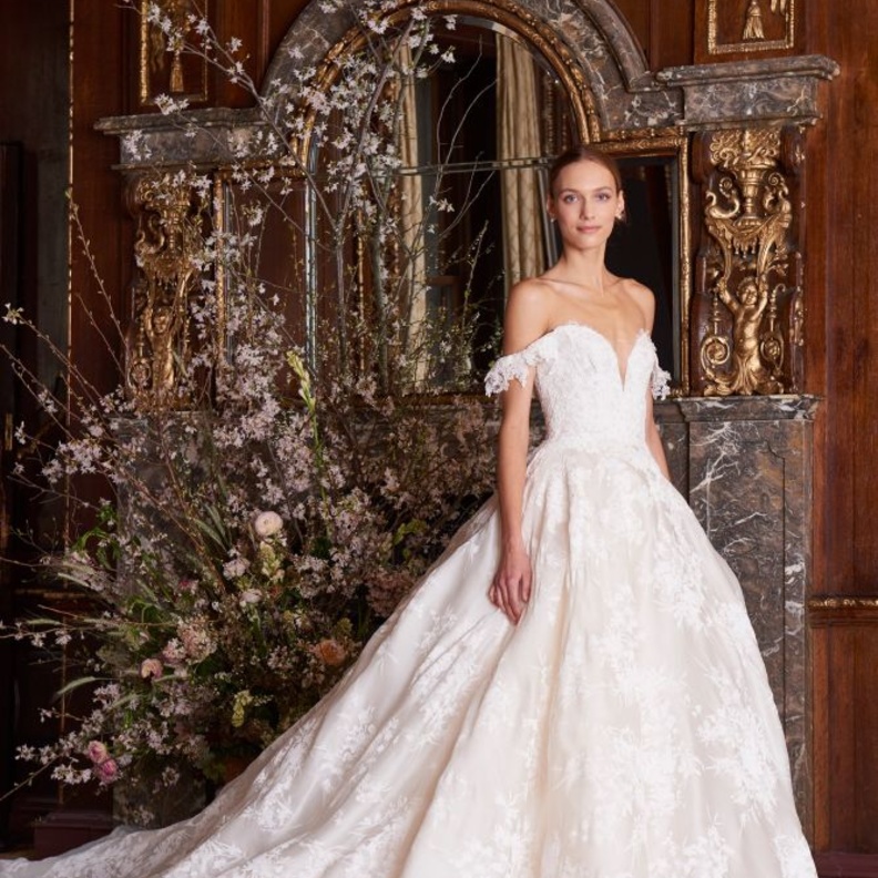 فستان زفاف ملكي لعروس الصيف