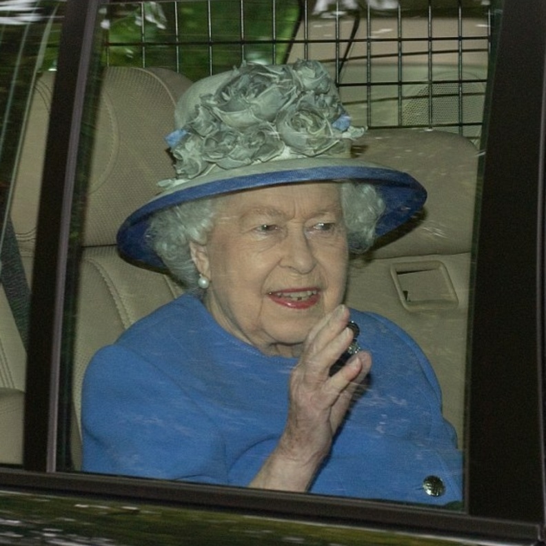 ملكة بريطانيا بإطلالة زرقاء أنيقة في بالمورال