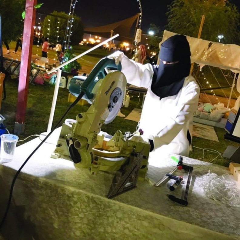  تعرفوا على قصة احتراف الشابة السعودية أريج شتيوي مهنة النجارة