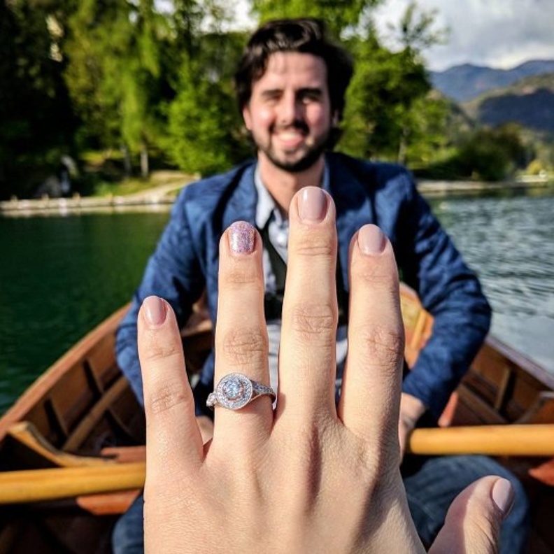 يجب اختيار مصور محترف لالتقاط صور مميزة لاعلان الخطوبة