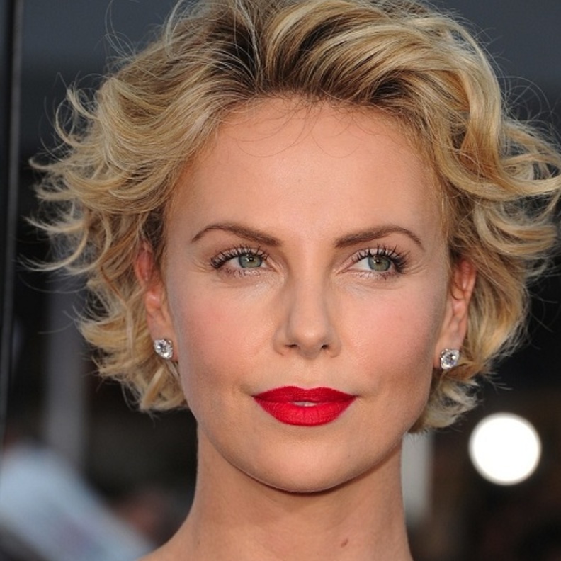 تشارليز ثيرون تشتهر بجمالها الاوروبي الناعم