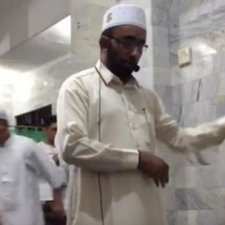 هروب المصلين بسبب زلزل إندونيسيا وإمام يكمل الصلاة وسط الزلزال