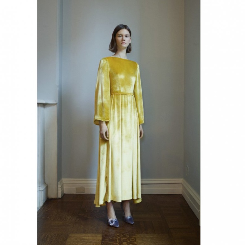 Alberta Ferretti قماشة ناعمة تلمع مع لون ترابي راقي