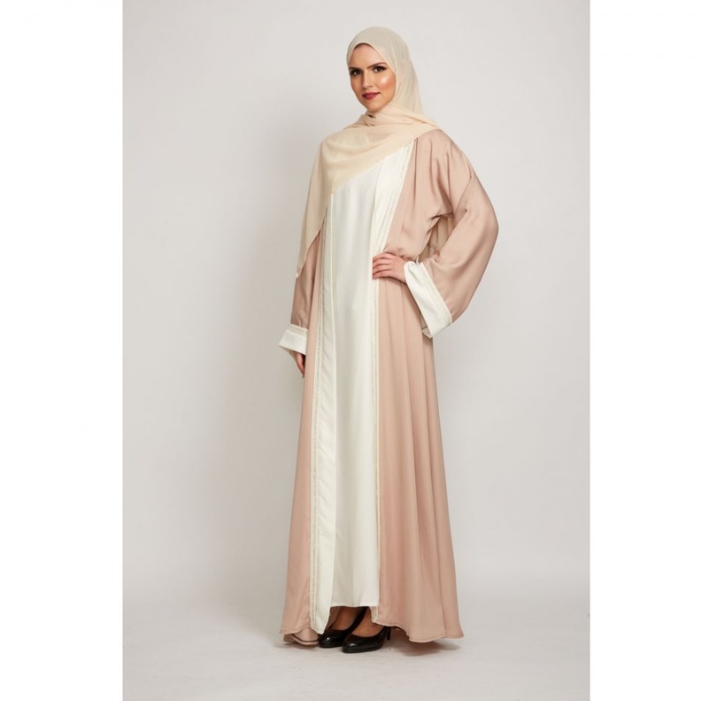 عباية عصرية من عفّة الدبّاغ بتصميم مميّز بالأزرق الباستيلي