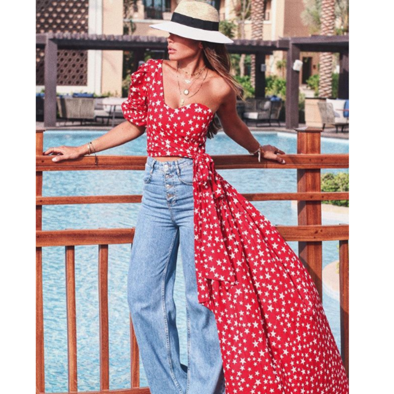  جينز ممزق بتصميم كاجوال نسقته العنود بدر مع قميص كارو