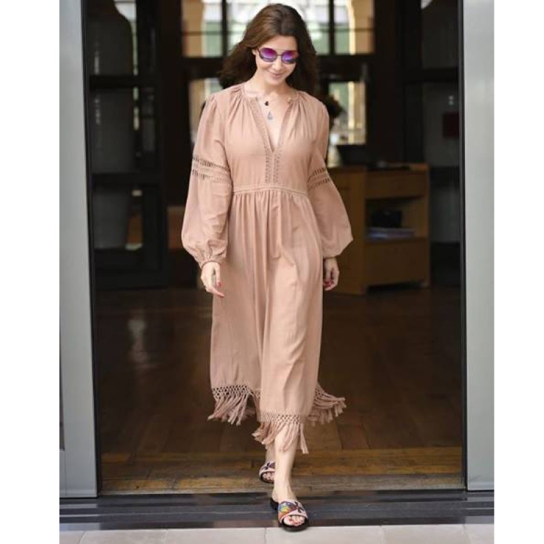 نانسي عجرم بفستان واسع في موناكو بعد الإعلان عن حملها بمولودها الثالث