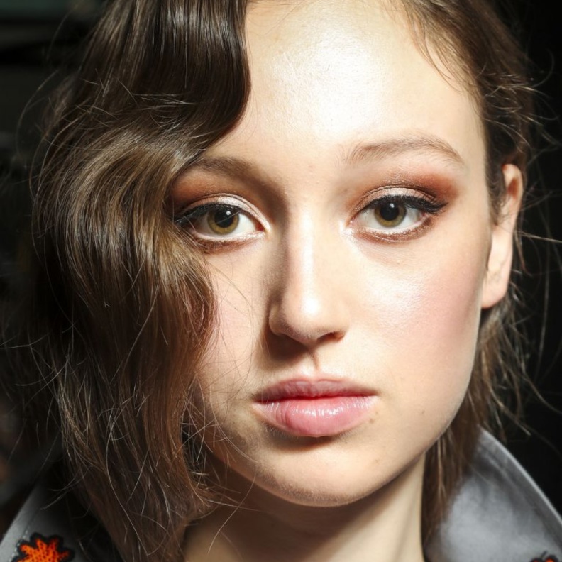 مكياج معدني وذهبي على الجفون العليا للعين بأسلوب عارضات ‏Aigner