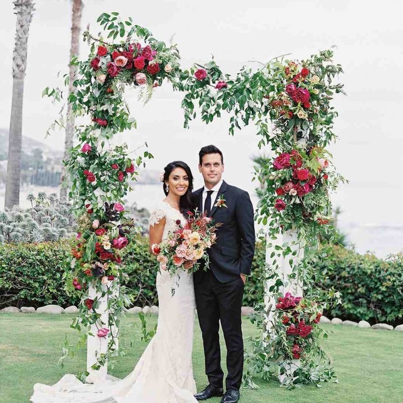 تعليق المصابيح على الاشجار في زفاف حديقة المنزل