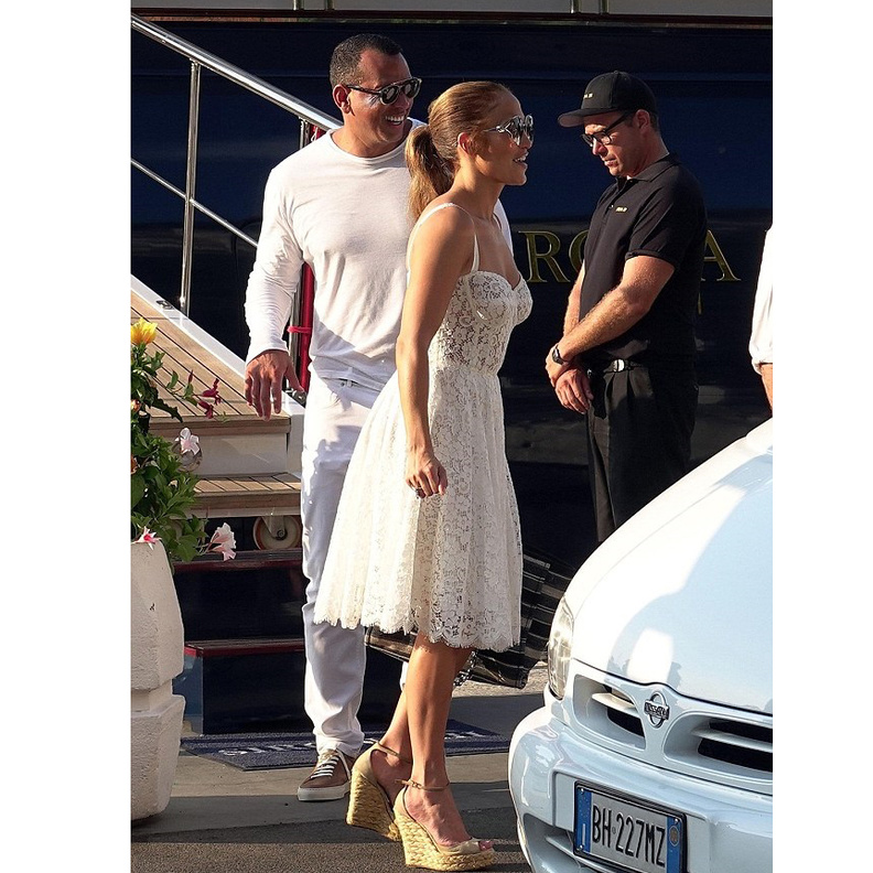 جنيفر لوبيز ‏Jennifer Lopez‏ سحرت المعجبين باختياراتها وعفويتها المشرقة