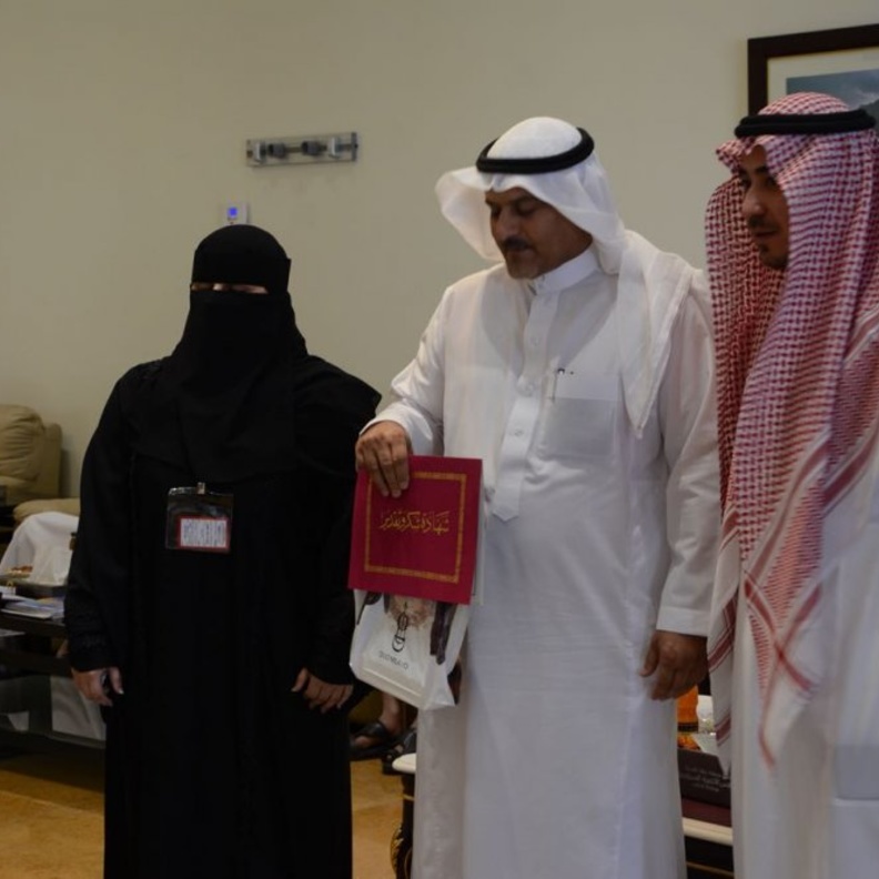  الخريجات يستلمن شهداتهن