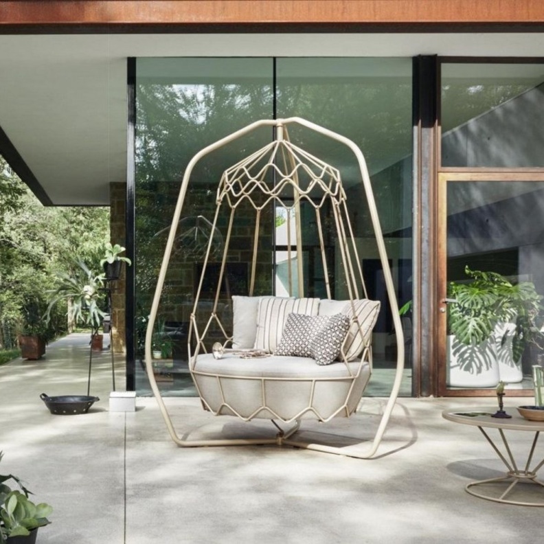 الأرجوحة التي تعلق من طرفيها لجلسات الاسترخاء ضمن الحدائق المنزلية