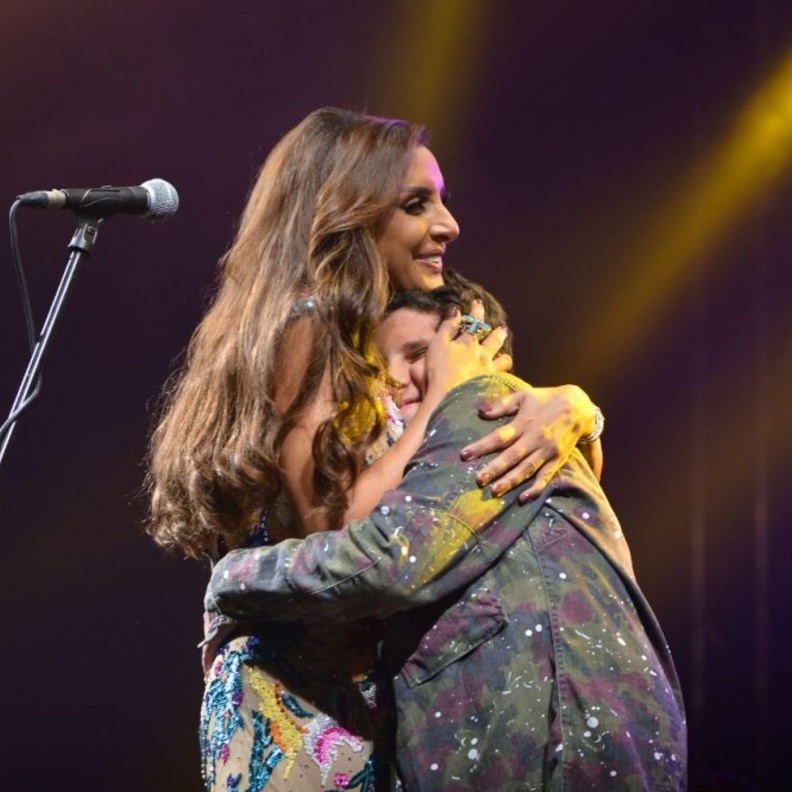 أنغام وابنها على المسرح