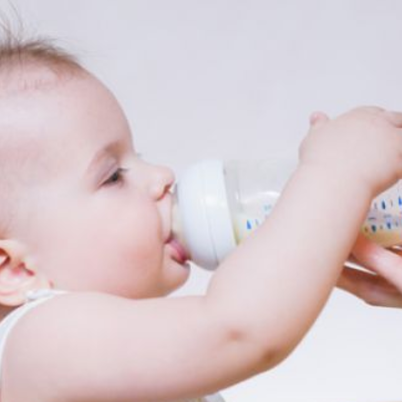 لسلامة رضيعك احذري تقديم هذا الحليب له دون وصفة طبية