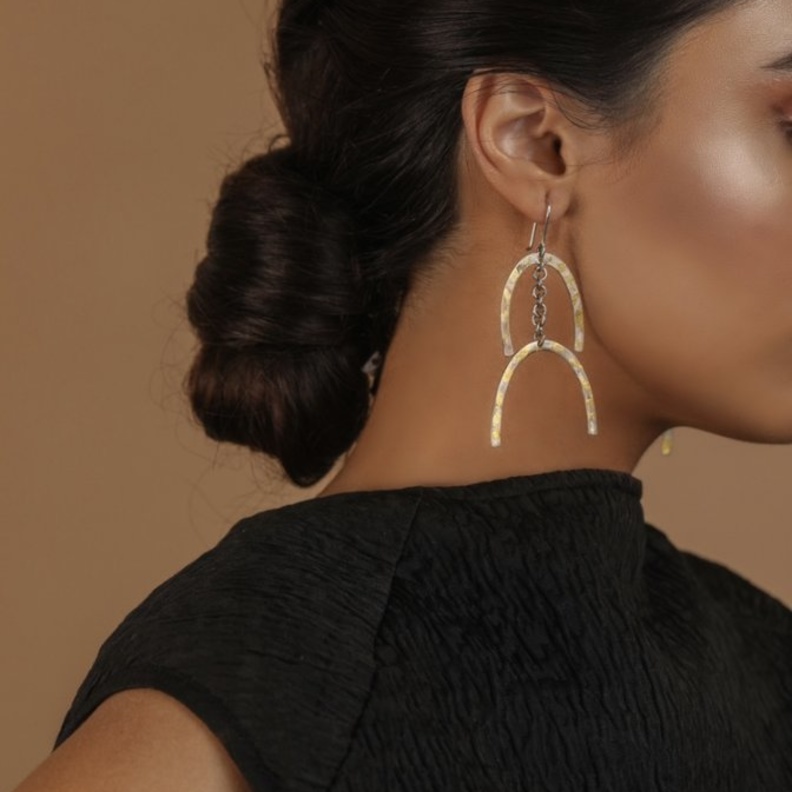 اقراط هندسية كبيرة على شكل مثلثين