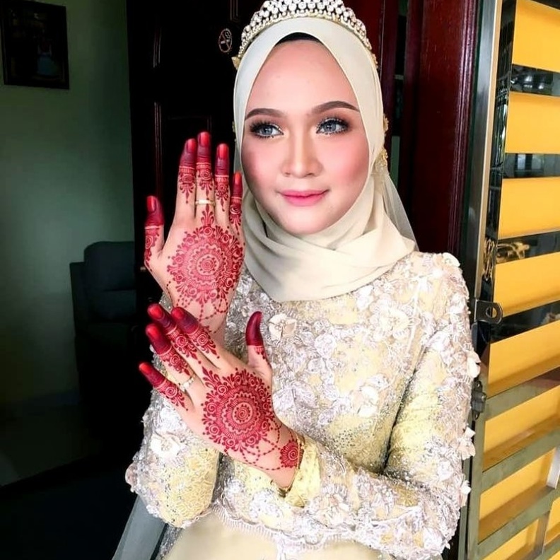 نقوش اميرية بالحنة البيضاء للعروس