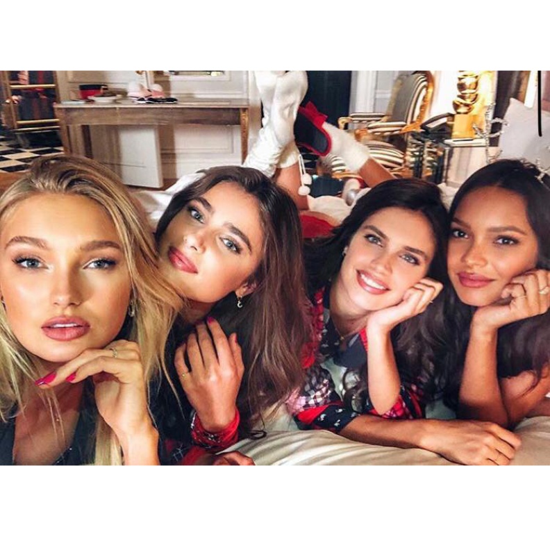 عارضات أزياء فيكتوريا سيكريت بجلسة تصوير خاصة بموسم الأعياد