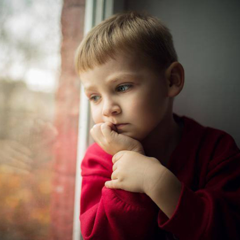 من هم الأطفال الأكثر عرضة للإصابة بالإكتئاب؟