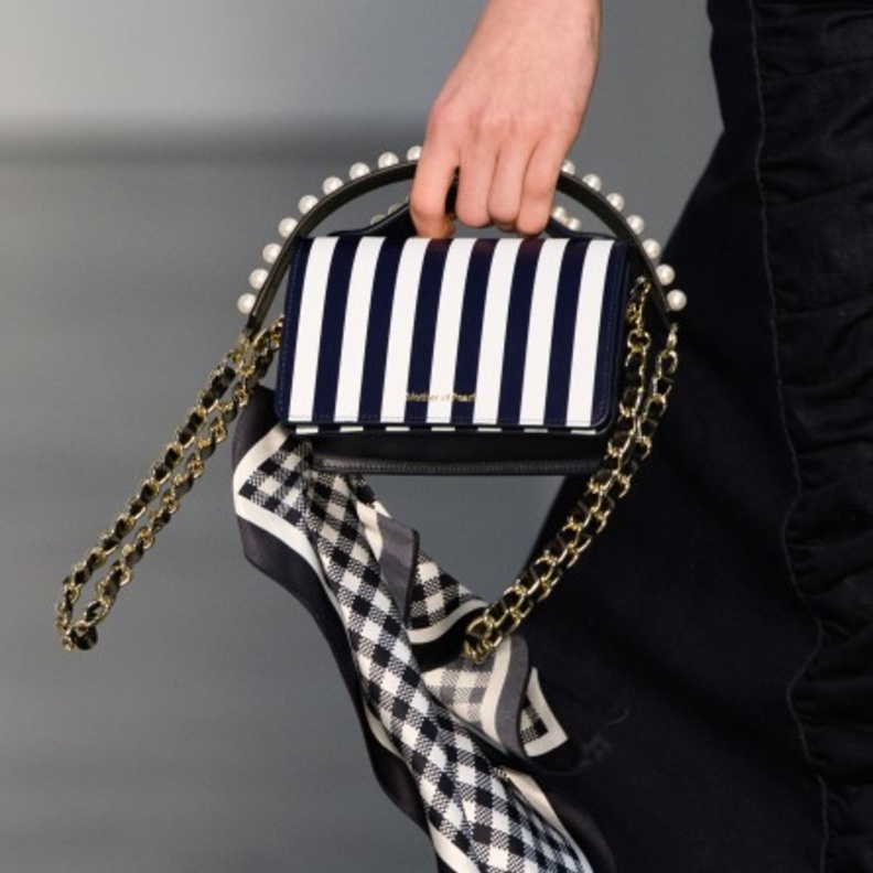 Philip Lim طريقة مبتكرة للوشاح مع الحقيبة