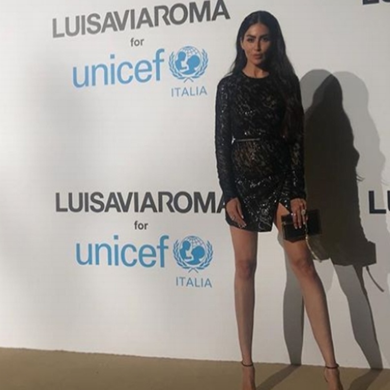 اميلي راتاجكوفسكي تألقت بفستان أسود من قماش الدانتيل الشفاف والمزيّن بالكشاكش بفستان من تصميم اوسكار دي لارينتا