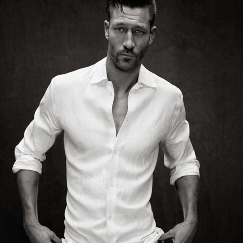 طريقة مسترخية بالقميص الأبيض مع الجينز الأسود الحذاء البيج