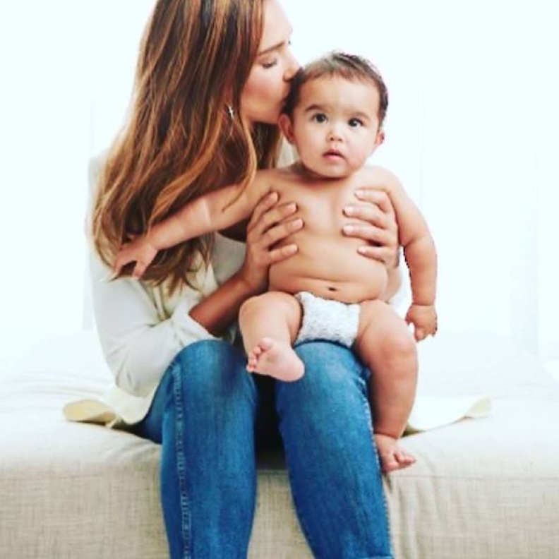 جيسيكا البا تشارك متابعيها صورة لطيفة مع ابنها هايز بمناسبة بلوغه الشهر السابع
