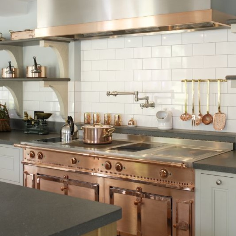 جمال النحس مع اللون الأبيض في ديكور المطبخ