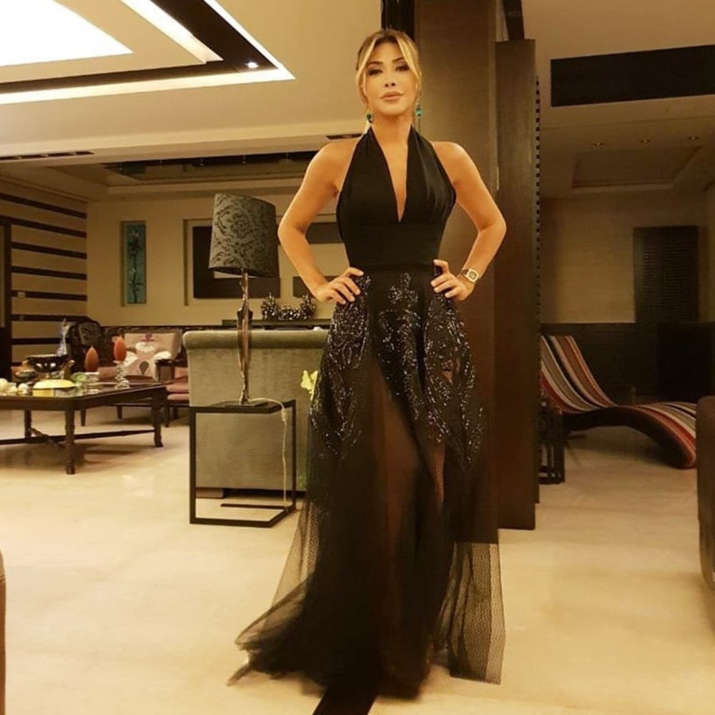 نوال الزغبي بدت أصغر سناً بشياكتها وأناقتها