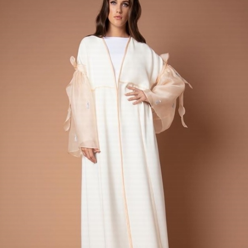 عباية رائعة وعصرية من عفة الدباغ