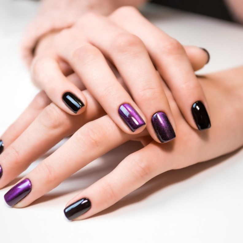  لا تنسي أن تولي عناية إضافية لحواف الأظافر عند وضع طبقة طلاء الأظافر الواقية أو طلاء الأظافر الواقي